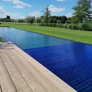 solar roldeck op lang ecozwembad